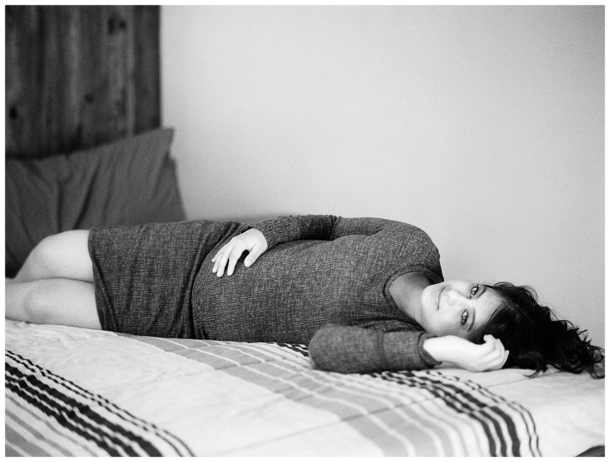 maternity session at home in bed
