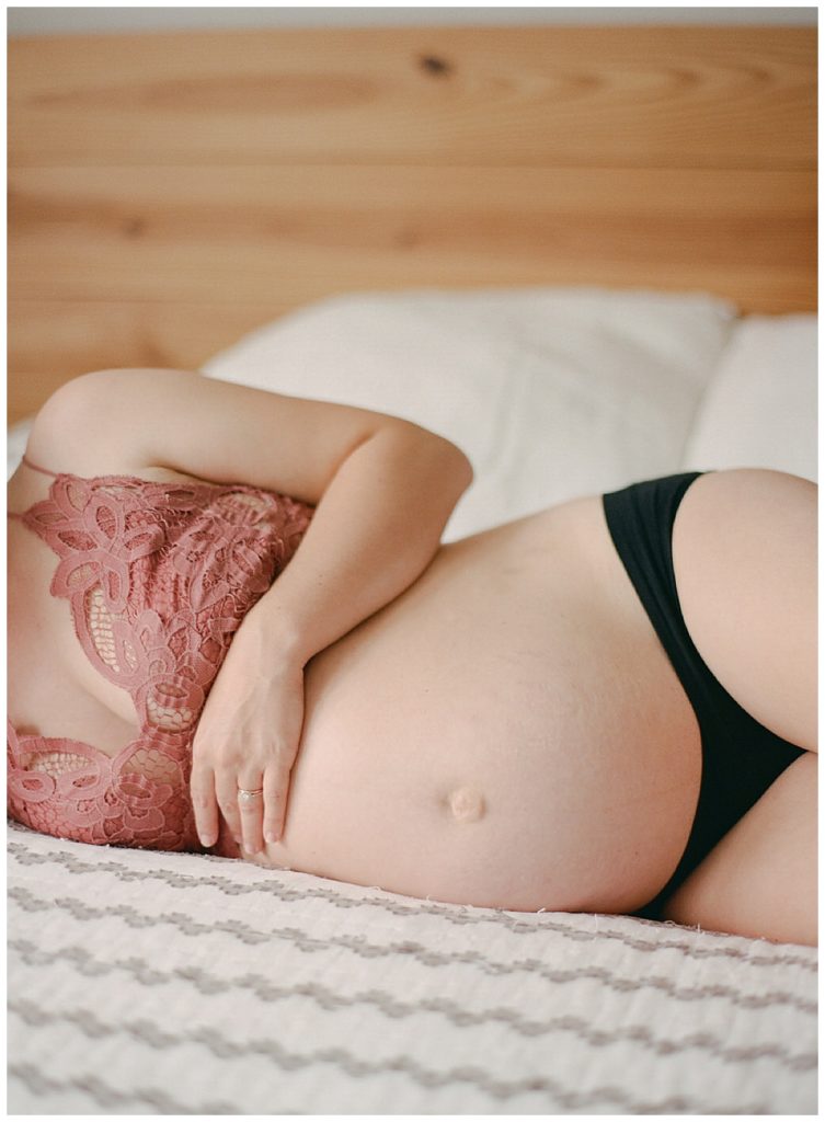 maternity session in home