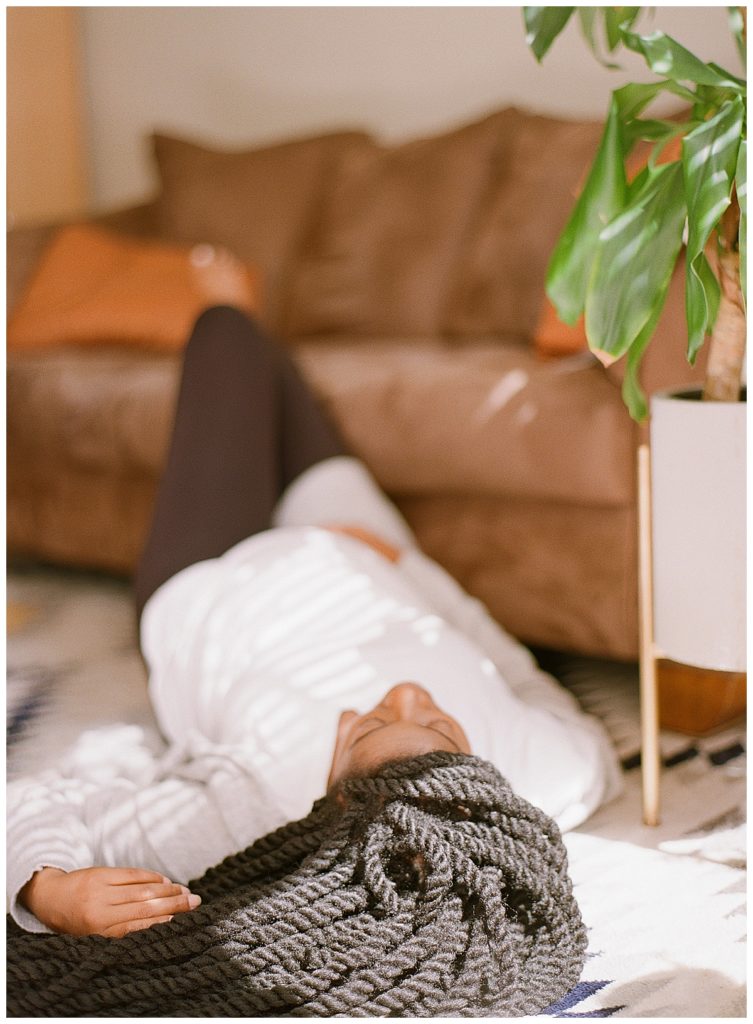 neutral in home maternity session