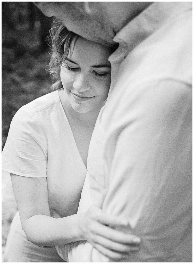 couple hugging in black and white